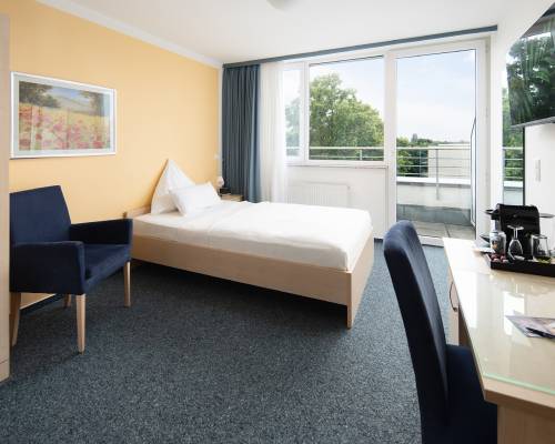 Einzelzimmer mit Bett, Schreibtisch, TV und Free WIFI