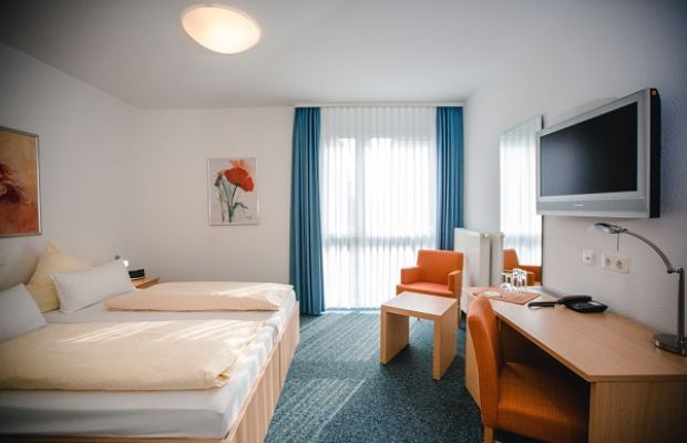 Standard Doppelzimmer mit Doppelbett und Nachttischen