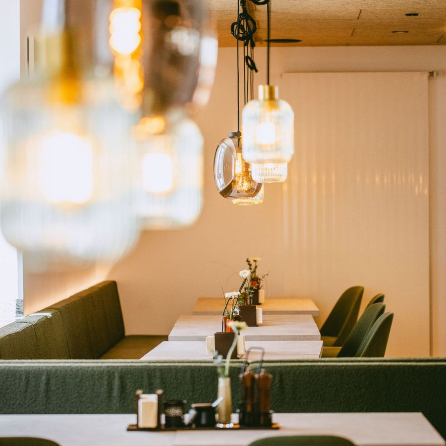 Restaurantbereich mit Buffet und Sitzplätzen.
