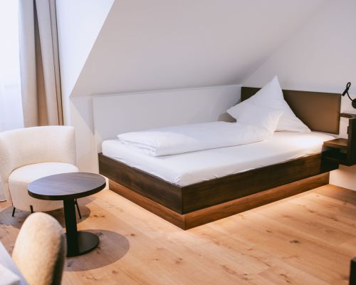 Cozy comfort single room with a bright atmosphere, single bed and seating area