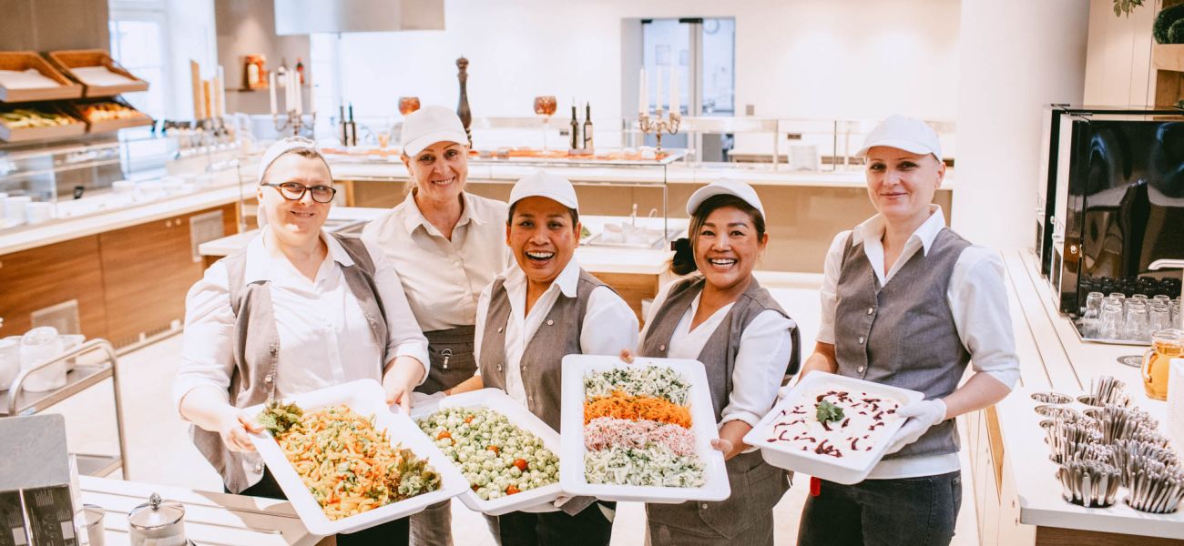 Küchenteam mit angerichteten Speisen im Restaurant.