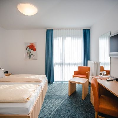 Standard Doppelzimmer mit Doppelbett und Nachttischen