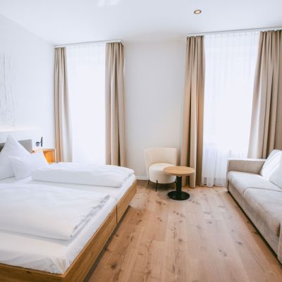 Standard Doppelzimmer für vier Personen mit Doppelbett, Hochbett und Sitzgelegenheit