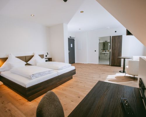 Plenty of space to relax: the comfort double room offers a sleeping area, workspace and small seating corner.