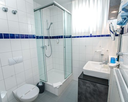 Badezimmer des Einzelzimmers im Hotel Münster