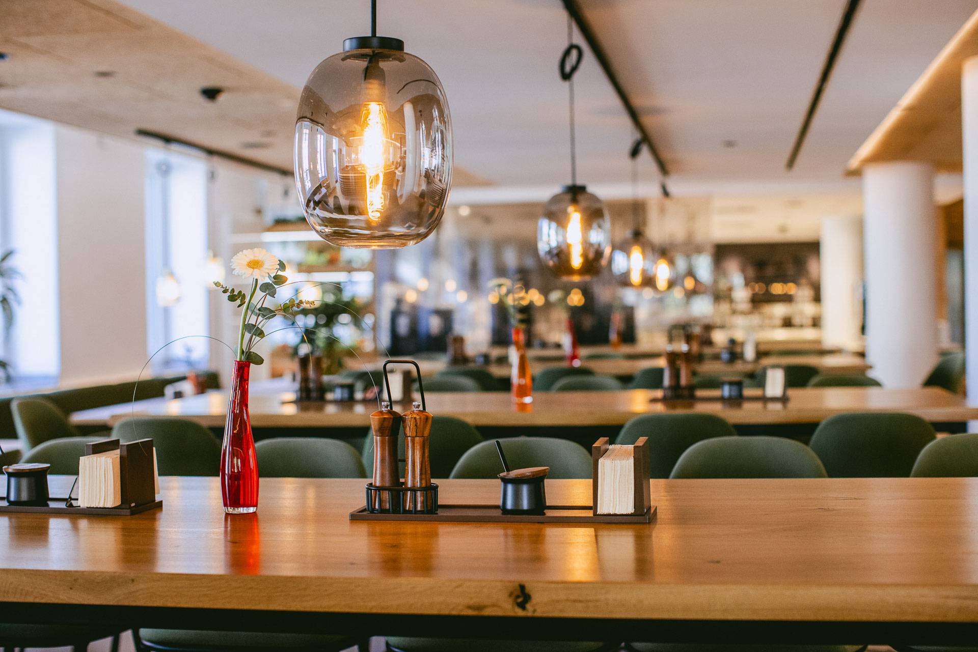 Gemütliches Restaurant mit mehreren Tischen im Johanniter Gästehaus