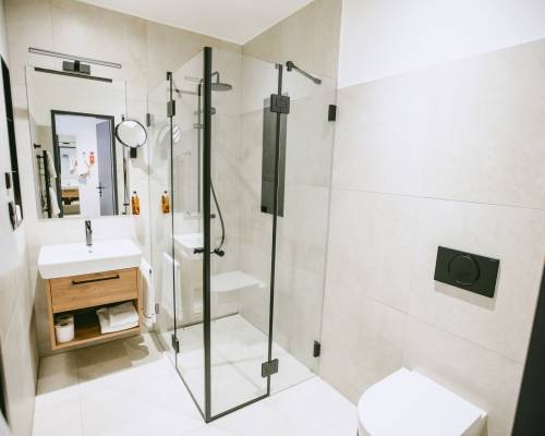 Modernes Badezimmer mit ebenerdiger Dusche im Standard Einzelzimmer des Johanniter Gästehauses Münster