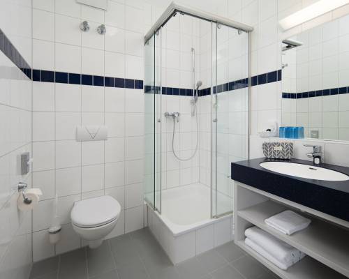 Das Badezimmer im Hotel Doppelzimmer